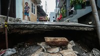 Jalan kecil itu amblas pada Jumat (31/1/2025) sekitar pukul 17.00 WIB. Saat itu hujan deras sedang mengguyur kawasan tersebut.