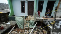 Garis pembatas telah dipasang di sekitar lubang agar masyarakat yang melintas bisa lebih waspada.