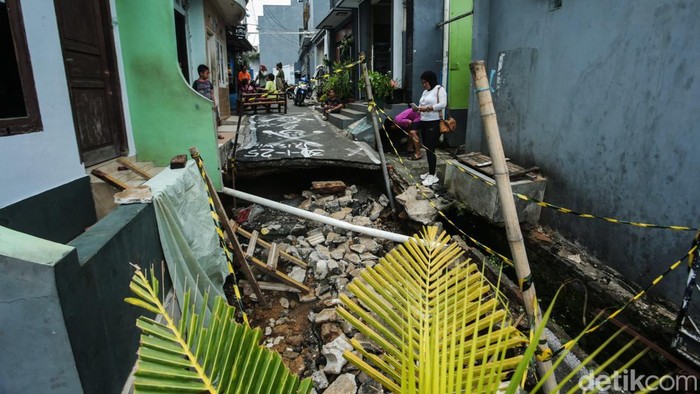 Penampakan Jalan di Cimanggis Depok Amblas Usai Hujan Deras Jalan H Cebeng, Cimanggis, Depok, tiba-tiba amblas setelah hujan deras mengguyur wilayah itu. Jalan amblas diduga dipicu oleh gerusan air.