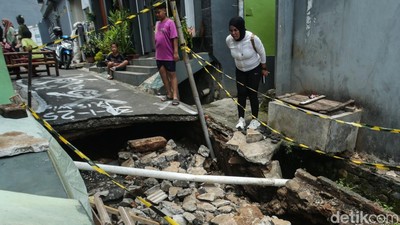 Penampakan Jalan di Cimanggis Depok Amblas Usai Hujan Deras
