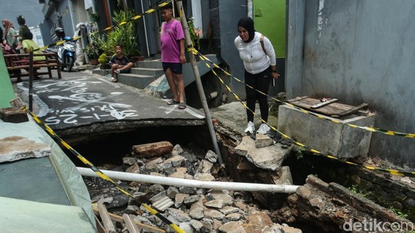 Penampakan Jalan di Cimanggis Depok Amblas Usai Hujan Deras