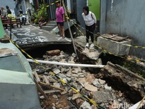 Penampakan Jalan di Cimanggis Depok Amblas Usai Hujan Deras
