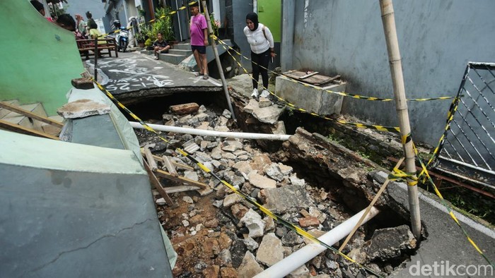 Penampakan Jalan di Cimanggis Depok Amblas Usai Hujan Deras Jalan H Cebeng, Cimanggis, Depok, tiba-tiba amblas setelah hujan deras mengguyur wilayah itu. Jalan amblas diduga dipicu oleh gerusan air.