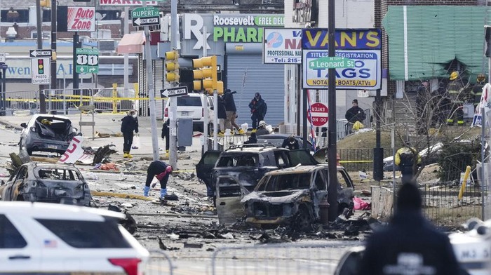 Sebuah pesawat ringan jatuh di area padat penduduk di Philadelphia, Amerika Serikat. Ini penampakan puing-puingnya.