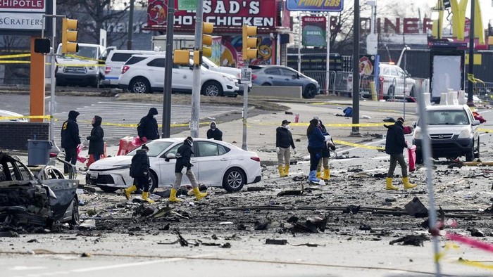 Sebuah pesawat ringan jatuh di area padat penduduk di Philadelphia, Amerika Serikat. Ini penampakan puing-puingnya.