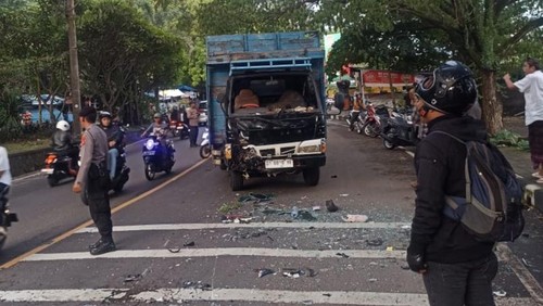 Personel Satlantas Polres Klungkung melakukan olah TKP di depan Pura Goa Lawah, Kecamatan Dawan, Klungkung, Bali, Sabtu (1/2/2025). (Dok. Satlantas Polres Klungkung)