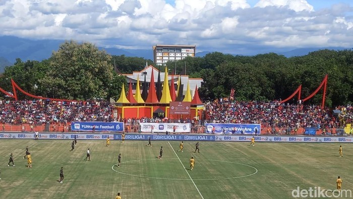 Pertadingan Semen Padang Vs Malut United (M. Afdal Afrianto/detikSumut).