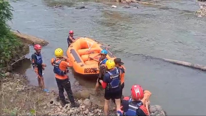 Petugas saat mencari Zainul yang diduga hilang di Sungai Kelingi saat mancing