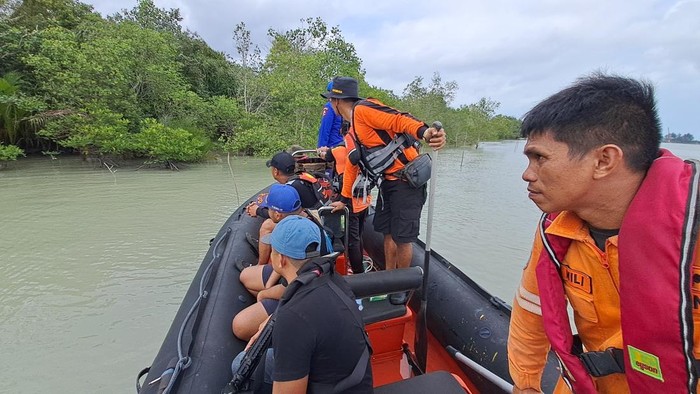 Petugas SAR menyisir sungai mencari Tina yang diterkam buaya
