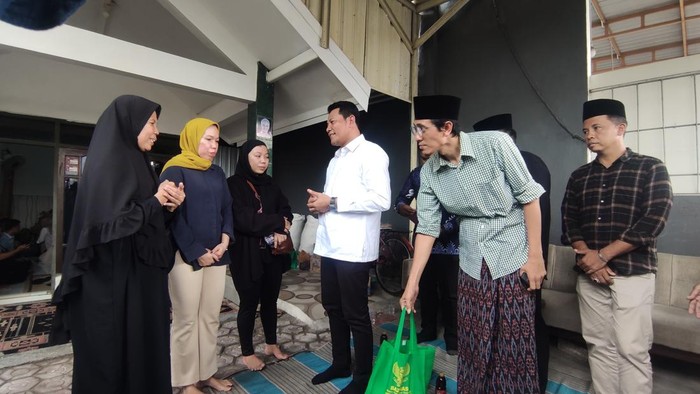 Plt Bupati Sidoarjo Subandi saat mengunjungi rumah duka