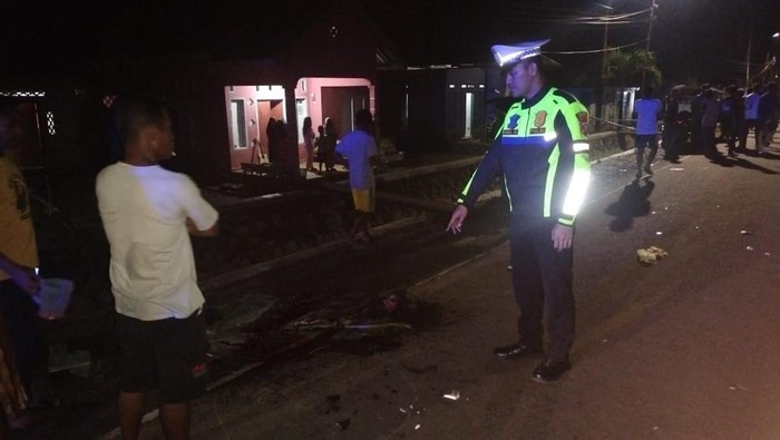 Polisi melakukan olah TKP di lokasi tabrakan motor dan truk di Boalemo.