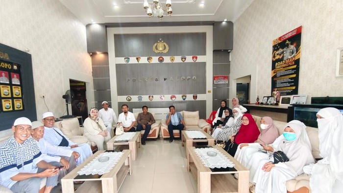 Polres Palopo mediasi kasus Putri Dakka diduga tipu warga modus jemaah umrah subsidi.