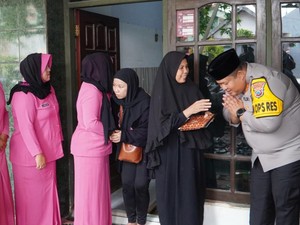 Kapolres Pasuruan Takziah ke Sopir Bus Meninggal Laka di Exit Tol Purwodadi