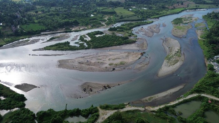 Foto udara kondisi sungai Batang Anai yang melebar hampir mencapai jalan di Nagari Balah Hilia, Lubuk Alung, Padang Pariaman, Sumatera Barat, Jumat (31/1/2025). Sungai Batang Anai yang juga menjadi lokasi penambangan galian C itu  semakin melebar dengan jarak terdekat tepi sungai dengan jalan nasional sejauh 80 meter. ANTARA FOTO/Iggoy el Fitra/nz