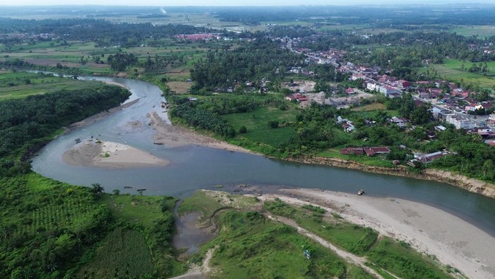 Foto udara kondisi sungai Batang Anai yang melebar hampir mencapai jalan di Nagari Balah Hilia, Lubuk Alung, Padang Pariaman, Sumatera Barat, Jumat (31/1/2025). Sungai Batang Anai yang juga menjadi lokasi penambangan galian C itu  semakin melebar dengan jarak terdekat tepi sungai dengan jalan nasional sejauh 80 meter. ANTARA FOTO/Iggoy el Fitra/nz
