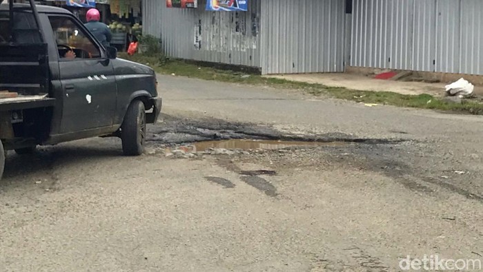 Salah satu titik ruas jalan di Palopo yang mengalami kerusakan.