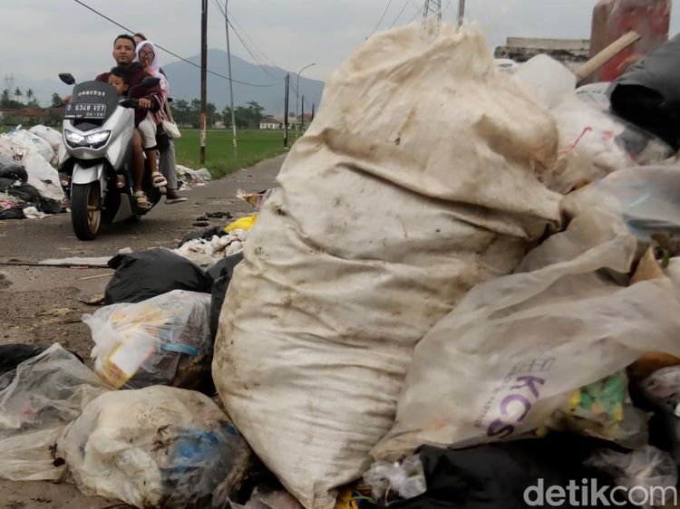 Jorok! Potret Tumpukan Sampah di Jalan Bojongsalam Rancaekek