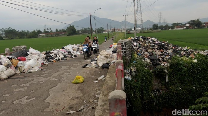 Sampah di Jalan Bojongsalam Rancaekek, Kabupaten Bandung.