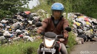 Dari informasi yang dihimpun, sampah di lokasi tersebut sempat dibersihkan namun kembali menumpuk. Selain itu yang membuang sampah ke lokasi tersebut pengendara yang sengaja melintas di malam hari.
