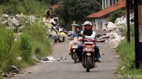 Jalan tersebut menjadi TPS liar, pasalnya banyak warga yang membuang sampah di lokasi tersebut.