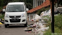 Kondisi sampah yang berceceran ke bahu jalan menyulit pengendara. Kendaraan roda empat harus bergantian saat melintas di Jalan Bojongsalam, karena sampah yang menutupi bahu jalan meluber ke badan jalan.