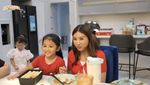 Sarwendah Masak Shabu hingga Makan Soto Betawi Bareng Roy Ricardo