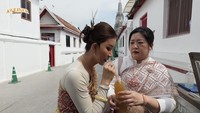 Ada juga minuman menyegarkan yang dibeli untuk melawan sengatan panas. Es tebu yang manis dan dingin dipilih oleh Sarwendah untuk melawan dahaga. Foto: Instagram/sarwendah29