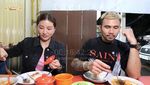 Sarwendah Masak Shabu hingga Makan Soto Betawi Bareng Roy Ricardo