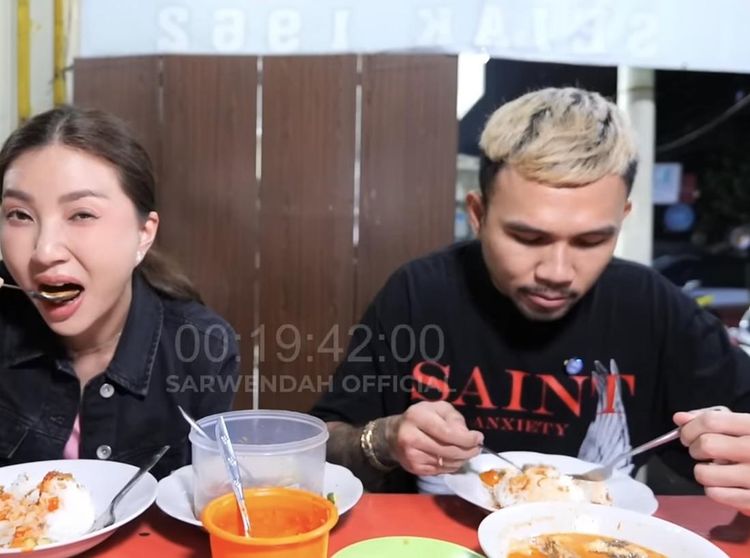 Sarwendah Masak Shabu hingga Makan Soto Betawi Bareng Roy Ricardo