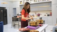 Imlek tahun ini dilakukan dengan meriah oleh Sarwendah dan keluarga dengan menyantap shabu. Shabu yang disajikan dimasak sendiri dengan bantuan anggota keluarga lain. Foto: Instagram/sarwendah29