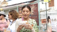Tahun baru Sarwendah dibuka dengan berlibur ke Thailand. Di sana ia mencicipi berbagai kudapan kaki lima yang tak boleh dilewatkan di sana. Foto: Instagram/sarwendah29