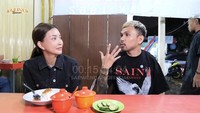 Beberapa waktu lalu, ia melakukan kolaborasi bersama Roy Ricardo. Kedunya memilih menyambangi penjual soto Betawi langganan Sarwendah. Foto: Instagram/sarwendah29