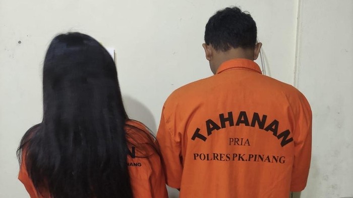 Sejoli di Pangkalpinang ditangkap polisi karena kompak jual sabu.