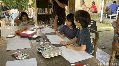 Sejumlah anak antusias mengikuti silang gambar kolektif untuk memperingati 100 Tahun Pramoedya Ananta Toer di Taman Baca Kesiman, Denpasar, Bali, Minggu (2/2/2025). (Foto: Rizki Setyo/detikBali)