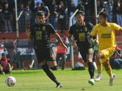 Gala Pagamo mengejar bola dengan dibayangi pemain Malut United Wahyu Prasetyo dan Jr Brandao. 
