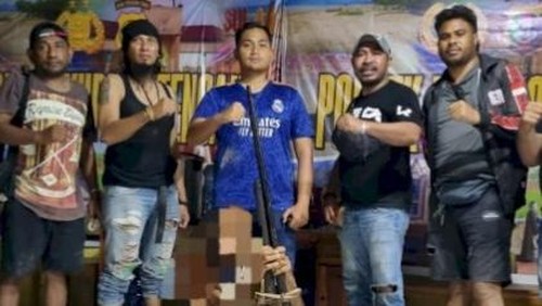 Polisi saat mengamankan terduga kepemilikan tiga pucuk senpi rakitan laras panjang di Desa Oeletsala, Kecamatan Taebenu, Kabupaten Kupang, NTT. (Dok. Polres Kupang).