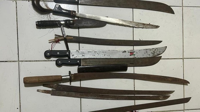 Senjata tajam dari warga yang diserahkan ke polisi