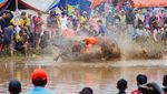 Serunya Lomba Karapan Sapi Brujul di Probolinggo