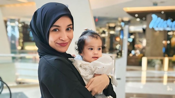 Shireen Sungkar bersama Humaira, putri Zaskia dan Irwansyah.