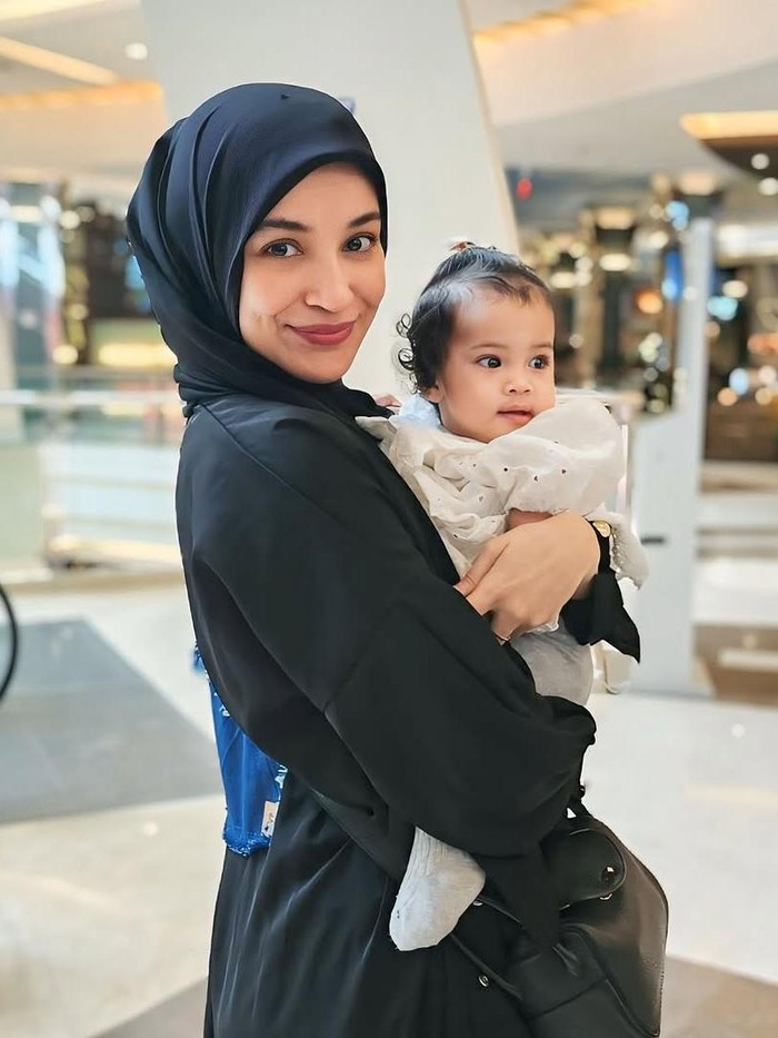 Shireen Sungkar Shireen Sungkar bersama Humaira, putri Zaskia dan Irwansyah.