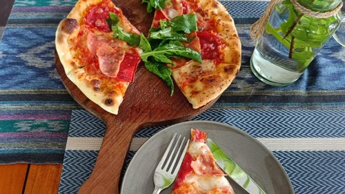Smoke pizza ala Natys Restaurant di DTW Tanah Lot, Tabanan. Senin (27/1/2025). (Firizqi Irwan/detikBali)