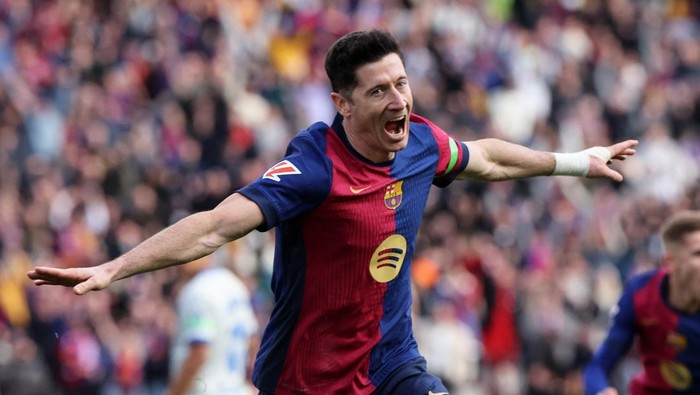 Soccer Football - LaLiga - FC Barcelona v Deportivo Alaves - Estadi Olimpic Lluis Companys, Barcelona, Spain - February 2, 2025 FC Barcelonas Robert Lewandowski celebrates scoring their first goal REUTERS/Nacho Doce
