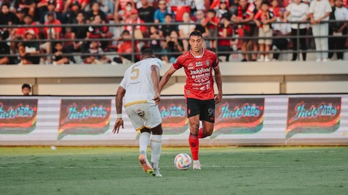 Striker Bali United, Everton Nascimento (jersey merah), berusaha melewati pemain Arema FC pada pertemuan pertama Liga 1 2024/2025 di Stadion Kapten I Wayan Dipta, Gianyar. (Dok. Bali United)