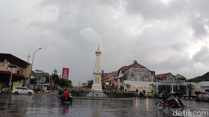 Suasana kawasan simpang empat Tugu Pal Putih Jogja pascahujan. Foto diunggah Minggu (2/2/2025).
