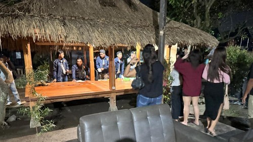 Tim gabungan Satreskrim dan Satresnarkoba Polresta Mataram menggelar razia di kafe remang-remang di wilayah Kota Mataram, NTB, Sabtu (1/2/2025). (Foto: Istimewa)