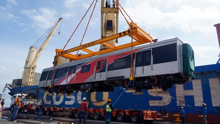 Trainset Asal China Milik KAI Commuter Tiba di Pelabuhan Tanjung Priok.