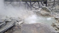 Merebus telur di Kawah Domas.