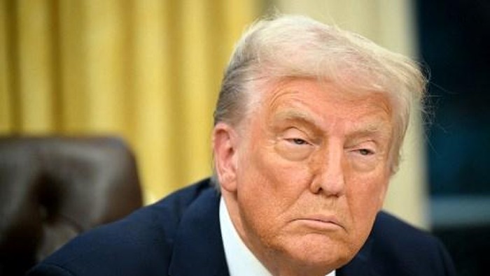  U.S. President Donald Trump talks to reporters after signing an executive order, 