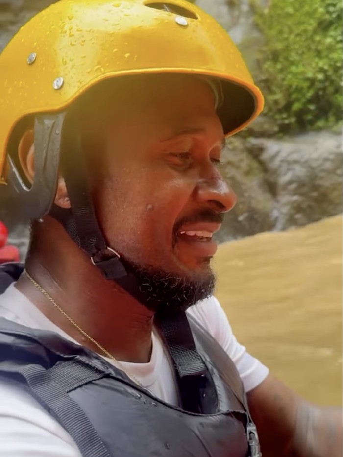 Usher Momen penyanyi Usher liburan di Bali.
