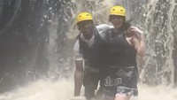 Tawa kembali terlihat dari wajah Usher ketika bermain air terjun. Foto: dok. Instagram Usher